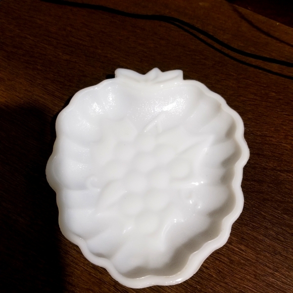 Vintage Milkglass grapes - Picture 1 of 13